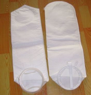 選擇和購買氣體過濾器應(yīng)該關(guān)注哪些指標(biāo)。過濾袋所有原料均是本白色，未經(jīng)任何特別漂染處理，完全符合環(huán)保標(biāo)準(zhǔn)，更由于針刺氈的三維過濾層，使得液體流過過濾袋時，顆粒會由于深層過濾機理滯留于液體過濾袋的內(nèi)壁表面及深層，對固體或膠體顆粒具有高捕集效率 針刺氈過濾袋 是指袋式除塵器中配套的布袋，有除塵布制成。在火力發(fā)電，鋼鐵，以及水泥行業(yè)的生產(chǎn)過程中，會產(chǎn)生大量的灰塵，從而造成對大氣的嚴重污染，所以，國家對這類企業(yè)的大氣排放制定了嚴格的要求，而袋式除塵是廣泛使用的一種理想除塵方式，除塵袋（除塵濾袋）被稱為袋式除塵器的心臟，對于除塵效果起到非常重要的作用針刺氈過濾袋塑料環(huán)全熱溶焊接濾袋除同樣具有上述特征以外，濾袋的底部、側(cè)面及領(lǐng)環(huán)連接的方法都以熱溶方法焊接。傳統(tǒng)線縫濾袋由于針孔、材質(zhì)不均勻所產(chǎn)生的旁漏問題，纖維脫落問題等都被此種全熱熔焊接的濾袋解決，適用于更高要求的行業(yè)使用 